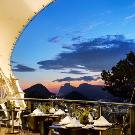 Gala dinner on the top of the Sugar Loaf, an upscale venue in a historical site with an amazing view.