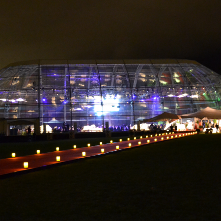 Spectacular events and entertainment in giant domes 